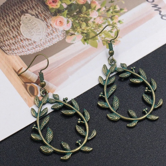 Vintage Green Leaf Trimmed in Gold Earrings,Drop Earrings - Picture 2 of 4